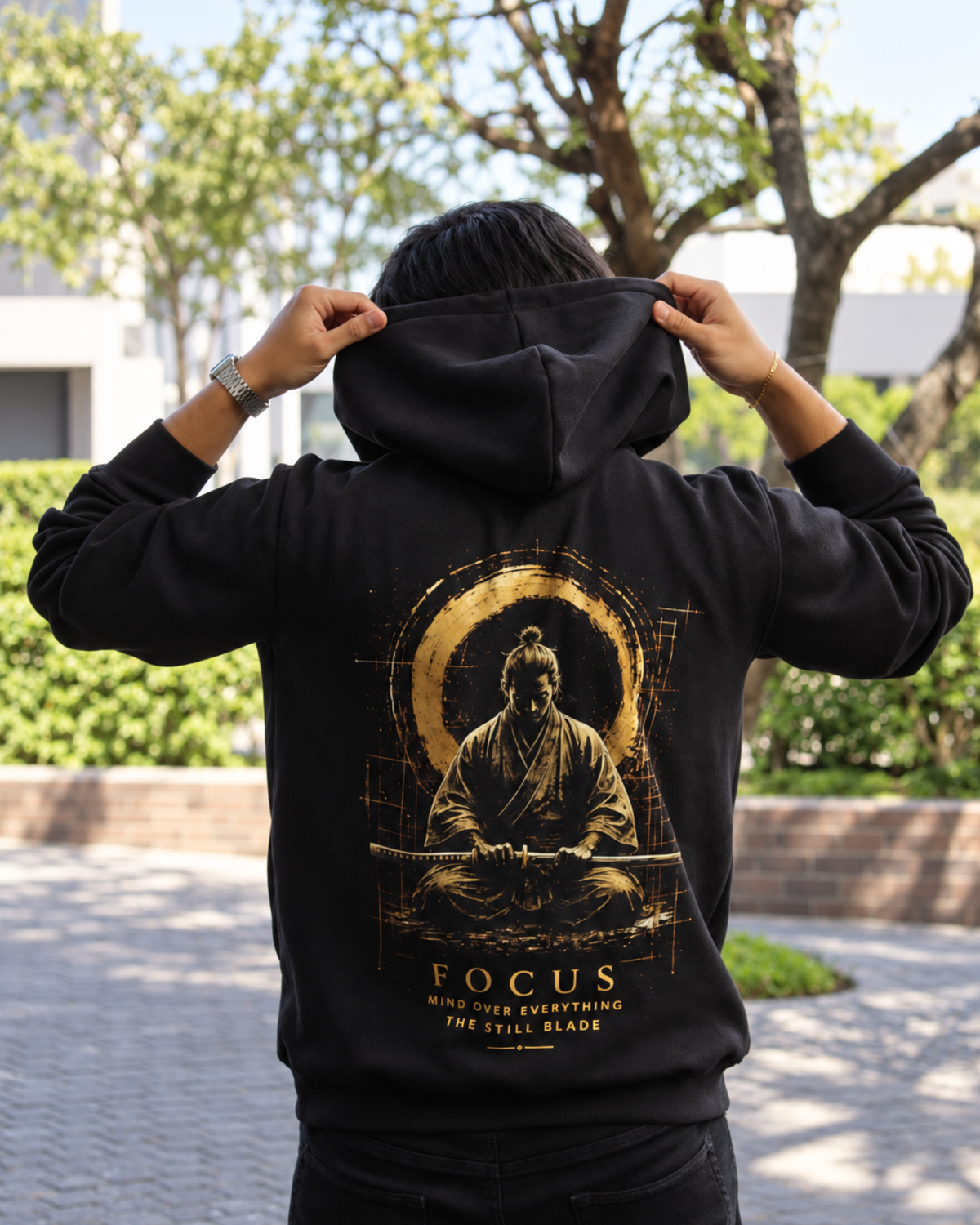 FOCUS — THE STILL BLADE / BLACK